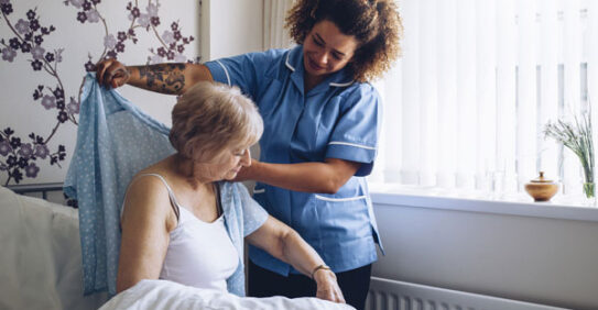 Aide-soignante à domicile pour une personne âgée