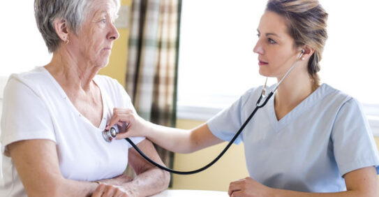 Infirmière à domicile pour une personne âgée