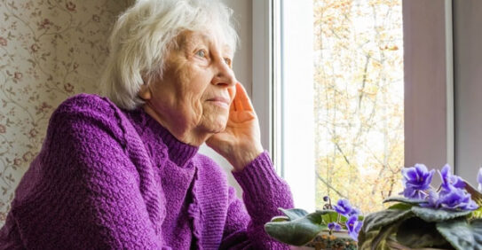 Prévenir la solitude d'une personne âgée grâce à une aide à domicile